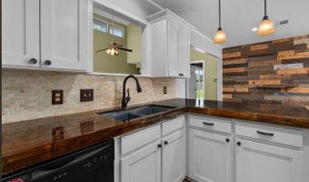 107 S Parkridge Dr, Benton, LA 71006