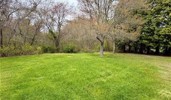 6 Lakewood Dr, Narragansett, RI 02882