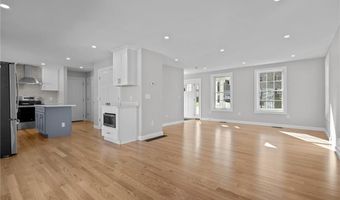 253 Central St, Lincoln, RI 02865