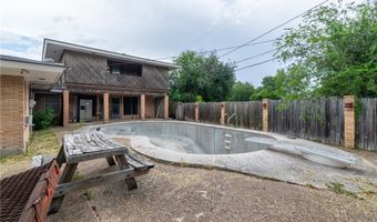 1208 N Woodlawn Dr, Alice, TX 78332