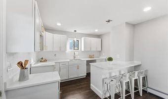 10 Woburn St, Cranston, RI 02910