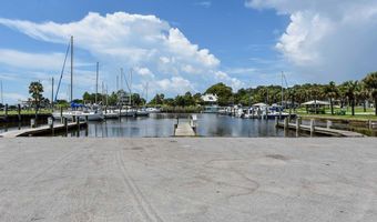 63 8th St, Apalachicola, FL 32320