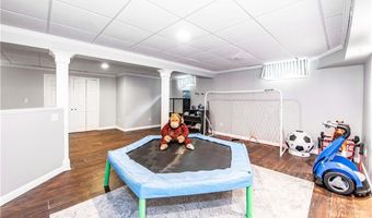 4 Hart Pond Dr, North Smithfield, RI 02896