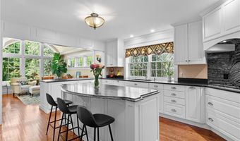 51 Ayrault St, Newport, RI 02840