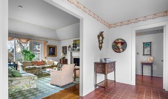 18 Ledge Rd, Newport, RI 02840