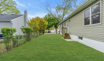 32 Bowline St, Beachwood, NJ 08722