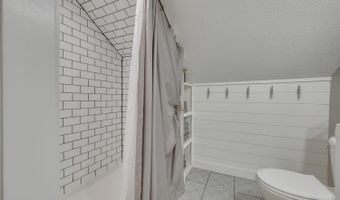 41 Dewey St, Arnolds Park, IA 51331