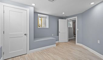 20 Summer St, Newport, RI 02840