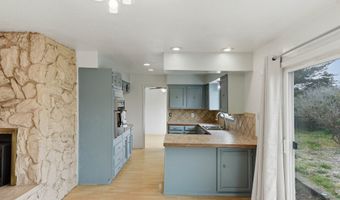 835 12TH St, Bandon, OR 97411