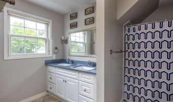 11 MEADOWBROOK Ct, Appleton, WI 54914