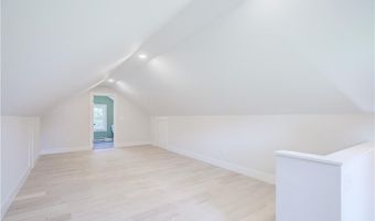 556 E Main Rd, Middletown, RI 02842