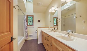 940 Pinecrest Ter, Ashland, OR 97520