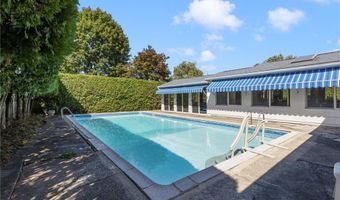 8 Meadow Ln, Coventry, RI 02816