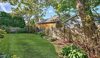 12 Harbour Ter, Cranston, RI 02905