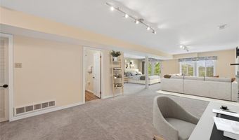 1848 Ridgeview Circle Dr, Ballwin, MO 63021