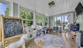 10 Linda Cir, Aberdeen, NJ 07747