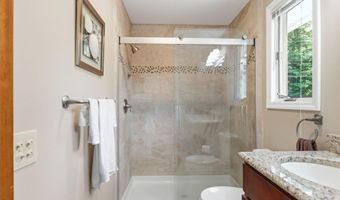 17 Northgate Dr, Albany, NY 12203