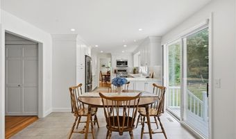 136 Holly Hills Ln, North Kingstown, RI 02874