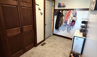 1524 Beechwood Dr, Aurora, NE 68818