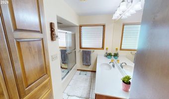 925 7TH St, Brookings, OR 97415