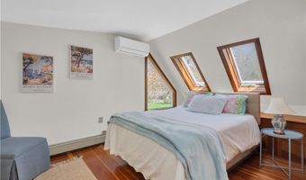 1 Mohawk Trl, Narragansett, RI 02882