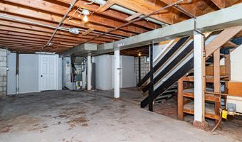 228 Hilltop Rd, Ames, IA 50014