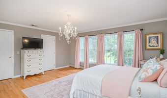 20 Laura Dr, Danbury, CT 06811