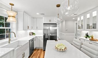 40 Congregational St, Bristol, RI 02809