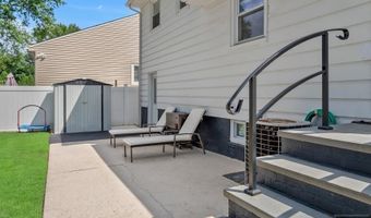 201 Maiden Ln, Bergenfield, NJ 07621