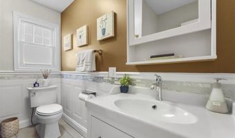96 W 8th St, Bayonne, NJ 07002
