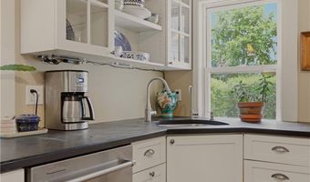 30 Boulevard, Middletown, RI 02842