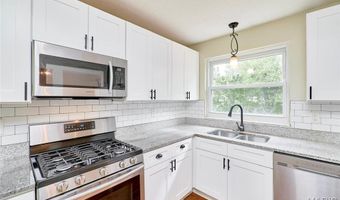 241 Valleyoak Ct, Ballwin, MO 63021