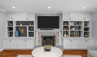 647 Waterford Ridge Dr, Ballwin, MO 63021