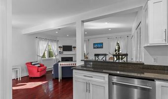 2 Lasalle Pl, Newport, RI 02840