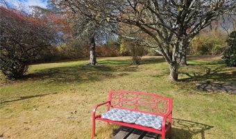 8 Lake Ct, Hopkinton, RI 02804