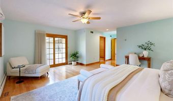 40 Phenix Ridge Dr, Cranston, RI 02921