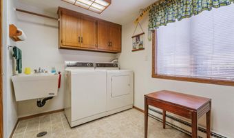 2213 SUNRISE Dr, Appleton, WI 54914
