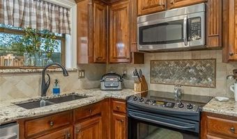 210 Sherwood Dr, Benton, LA 71006