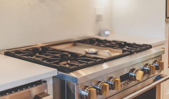 8 CARRIAGE HOUSE Cir, Alexandria, VA 22304