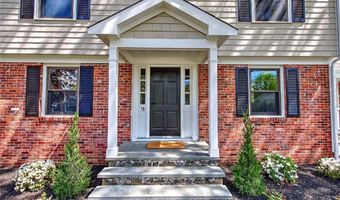 18 Chantilly Dr, Barrington, RI 02806