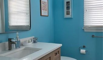 28 Mast Ct, Middletown, RI 02842