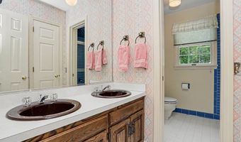 11 Tanglewood Dr, Danbury, CT 06811
