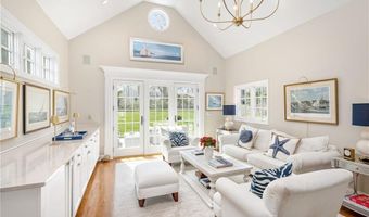 80 Ayrault St, Newport, RI 02840