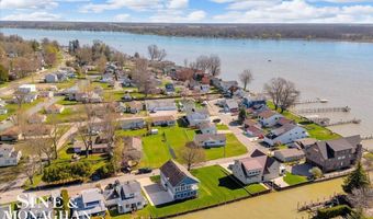 113 Roselawn St, Algonac, MI 48001