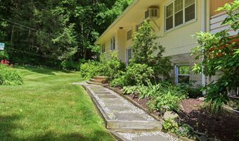 3 Birchcrest Dr, Danbury, CT 06811