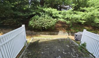 94 Woodcrest Ln 94, Danbury, CT 06810