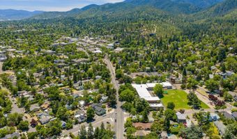 307 N Main St, Ashland, OR 97520