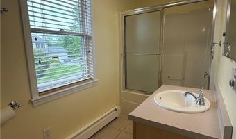8 Linden St, Bristol, RI 02809