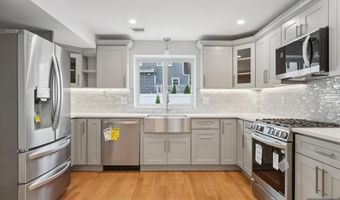 14 Redwood St, Bergenfield, NJ 07621