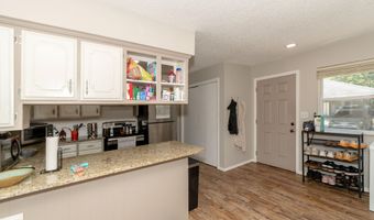 900 E Kirkwood Dr, Aurora, MO 65605